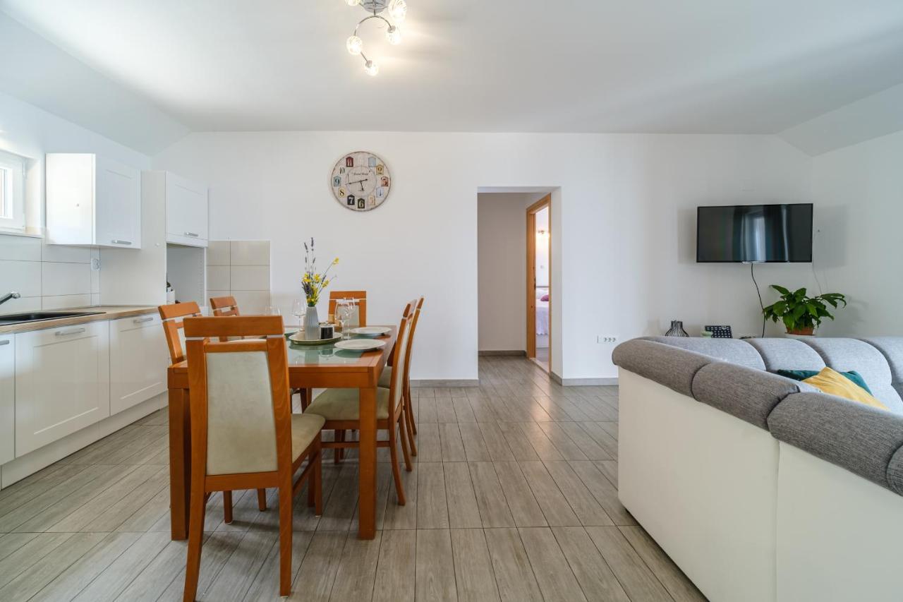 מורביצה Rooms Plaza Divuje מראה חיצוני תמונה