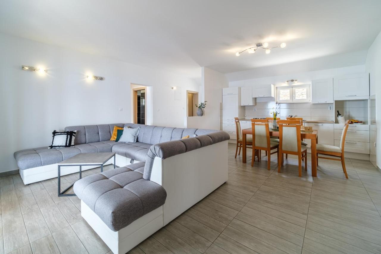 מורביצה Rooms Plaza Divuje מראה חיצוני תמונה